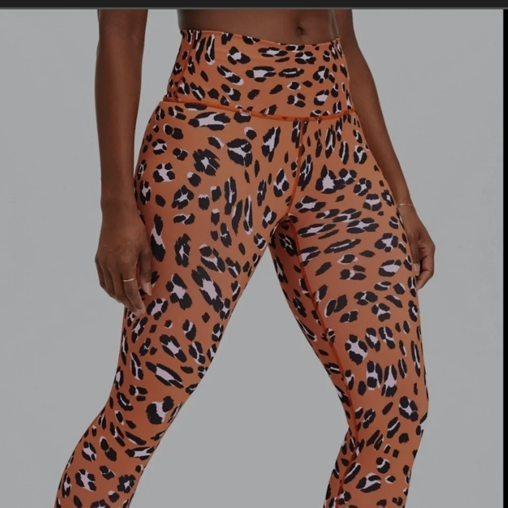 Define PowerHold High-Waisted 7/8 Leggings Burnt Ochre Wavy Leo - Picture 3 of 9